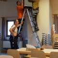 Beim Aufbauen im Gemeindehaus